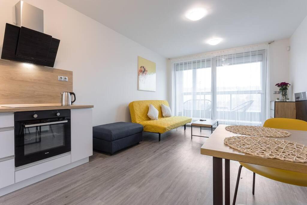Yellow Apartment With Parking Praga Exterior foto
