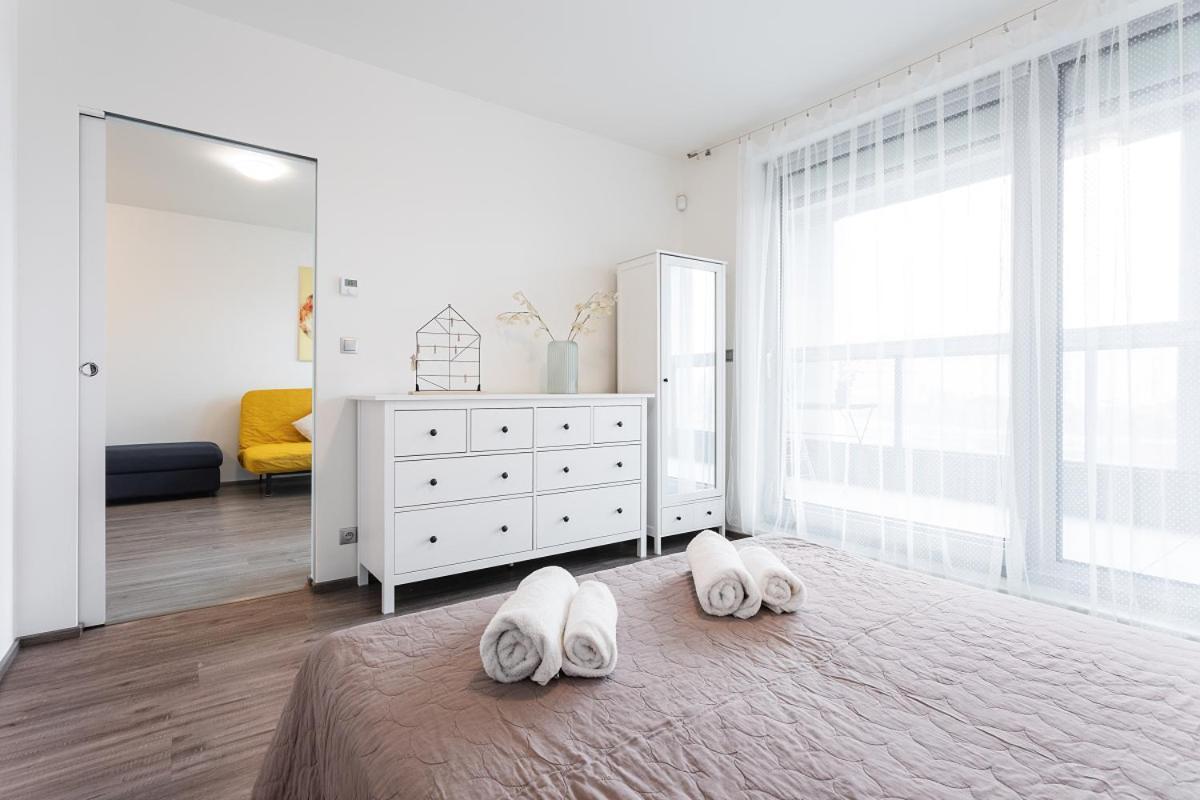 Yellow Apartment With Parking Praga Exterior foto