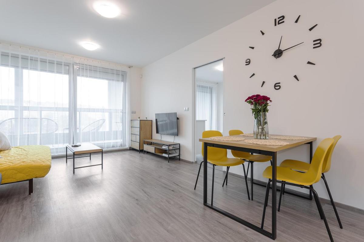 Yellow Apartment With Parking Praga Exterior foto