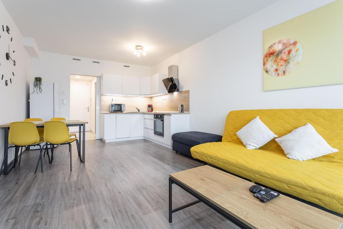 Yellow Apartment With Parking Praga Exterior foto